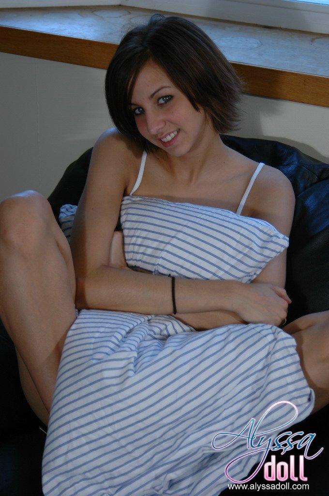 Photos d'Alyssa doll en train de se déshabiller
 #53052877