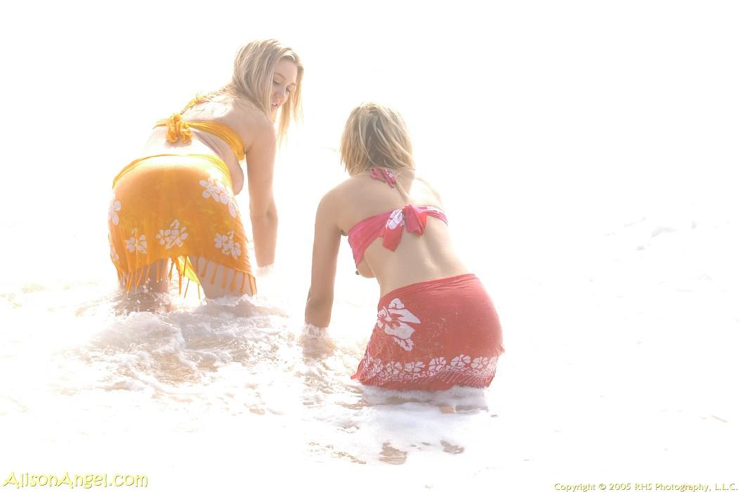 浜辺で裸になるアリソンとリア
 #53018567