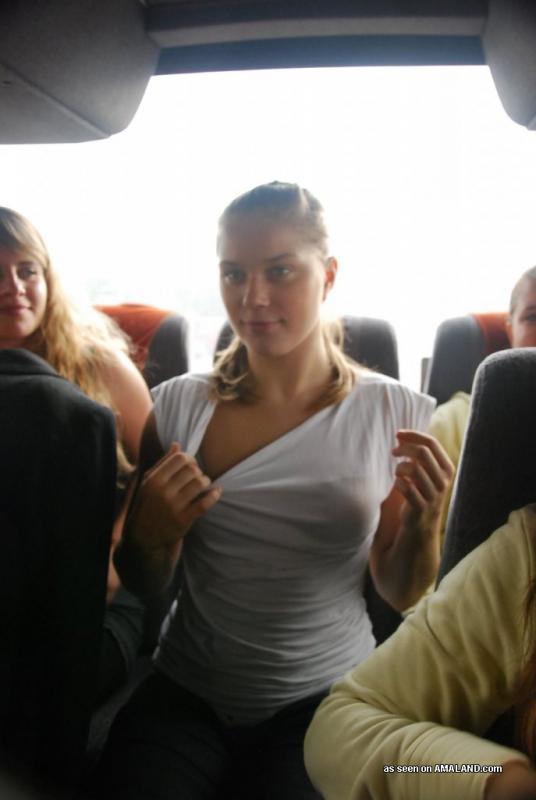 Ragazze birichine che posano per foto piccanti durante un viaggio in autobus
 #60919343