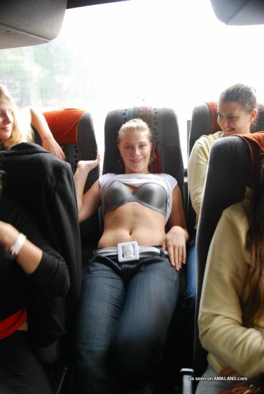 Des filles coquines posant pour des photos chaudes lors d'un voyage en bus.
 #60919384