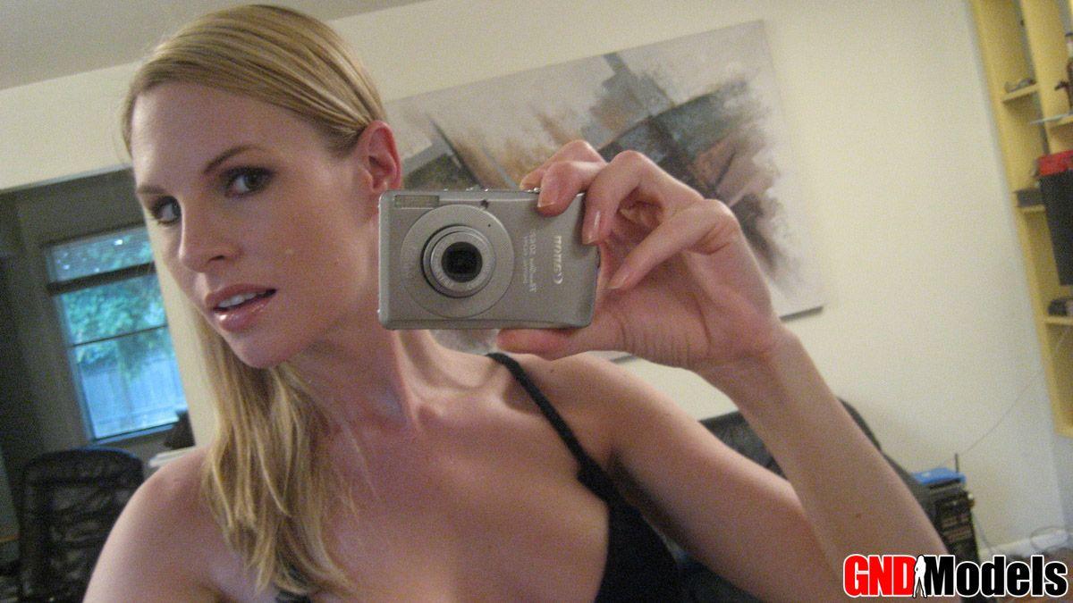Photos d'une blonde sexy avec son appareil photo
 #60505669