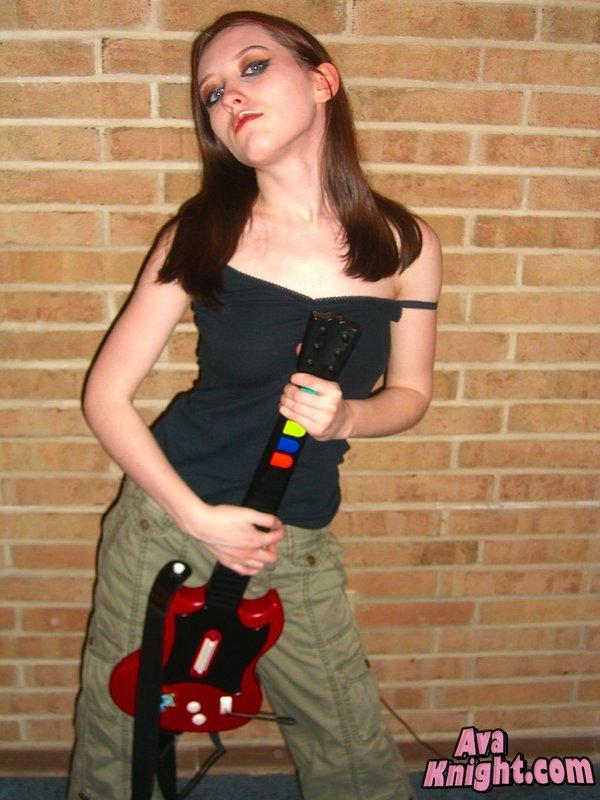 Bilder von ava knight spielen guitar hero
 #53383075