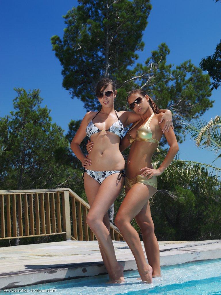 Due splendide ragazze luscious, inzuppato e bagnato, ma ancora smolderingly sexy, strisce loro bikini ultra-sexy e aumentando la temperatura ulteriormente con le loro pose artisticamente provocatorio.
 #59940922