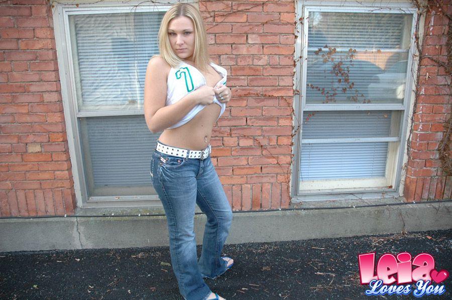 十代のセクシーなレイアの写真は、外で彼女のお尻を見せてあなたを愛している
 #58877076