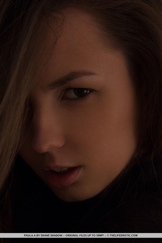 Brünette babe paula a zeigt ihre bewegungen in "shadow dancer"
 #60856085
