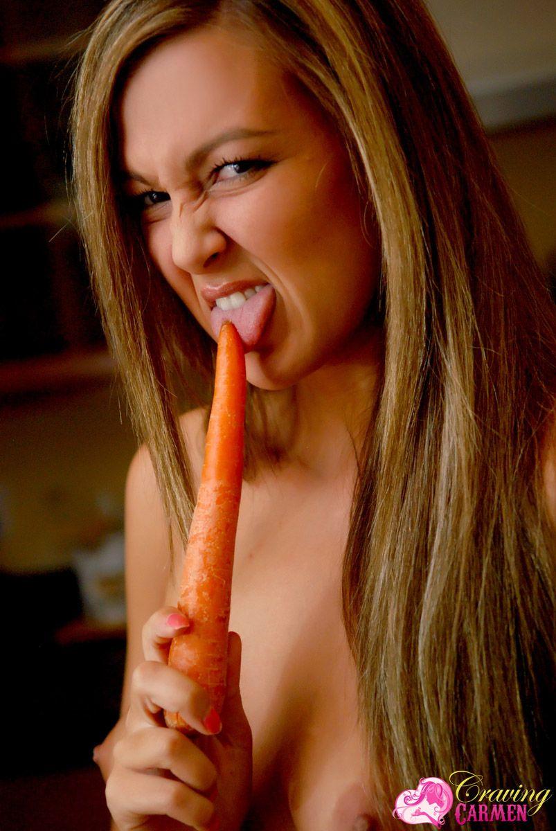 Photos de Carmen en manque d'inspiration se masturbant avec une carotte
 #53875858