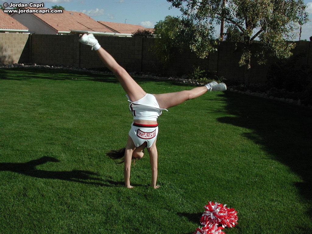 Cheerleader jordan capri jubelt ohne Höschen
 #55624632