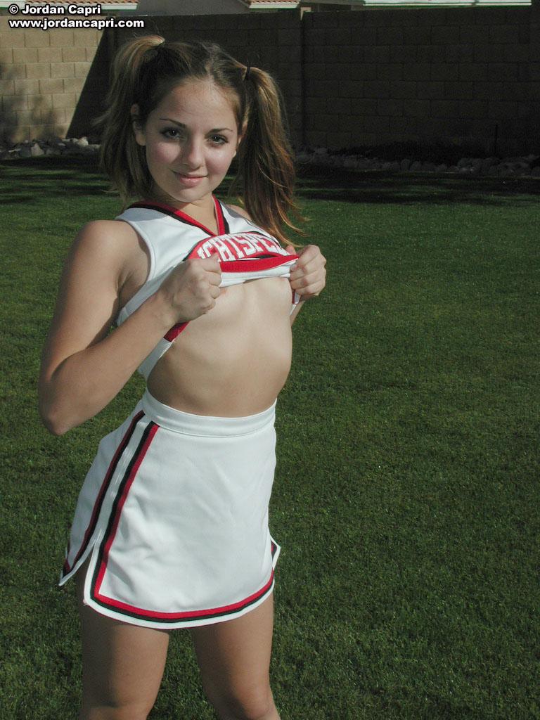 Cheerleader jordan capri jubelt ohne Höschen
 #55624773