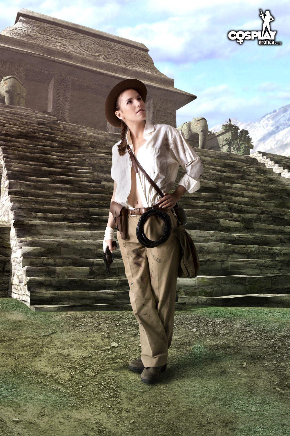 La cosplayer cassie se viste de indiana jones femenina y sexy
 #53702503