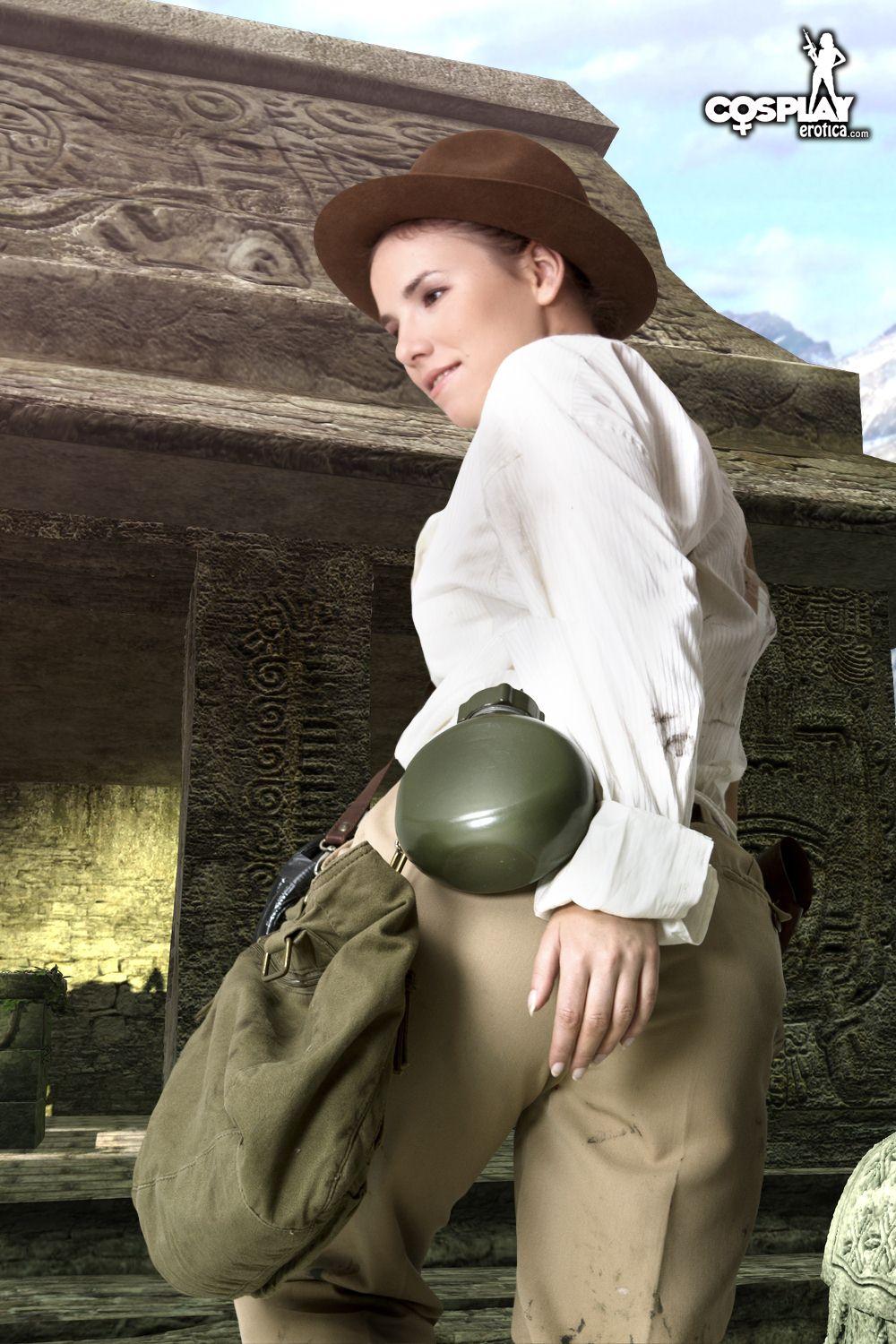 La cosplayeuse Cassie se déguise en Indiana Jones féminine et sexy.
 #53702657