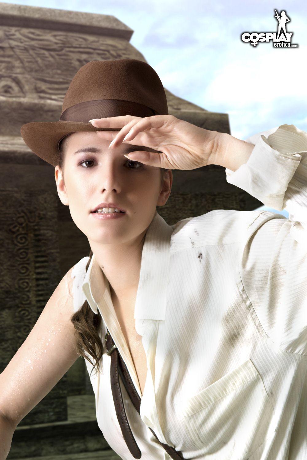 La cosplayeuse Cassie se déguise en Indiana Jones féminine et sexy.
 #53702851