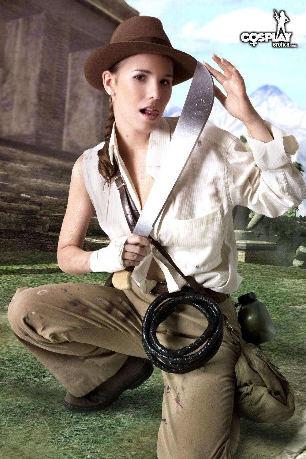 La cosplayer cassie se viste de indiana jones femenina y sexy
 #53702933