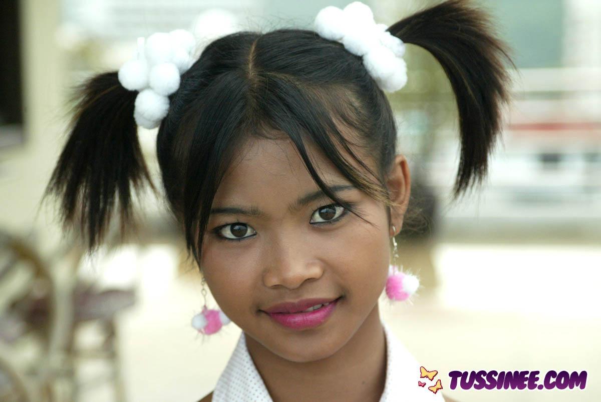 Bilder von tussinee teen zeigt Ihnen ihre Titten draußen
 #60121236