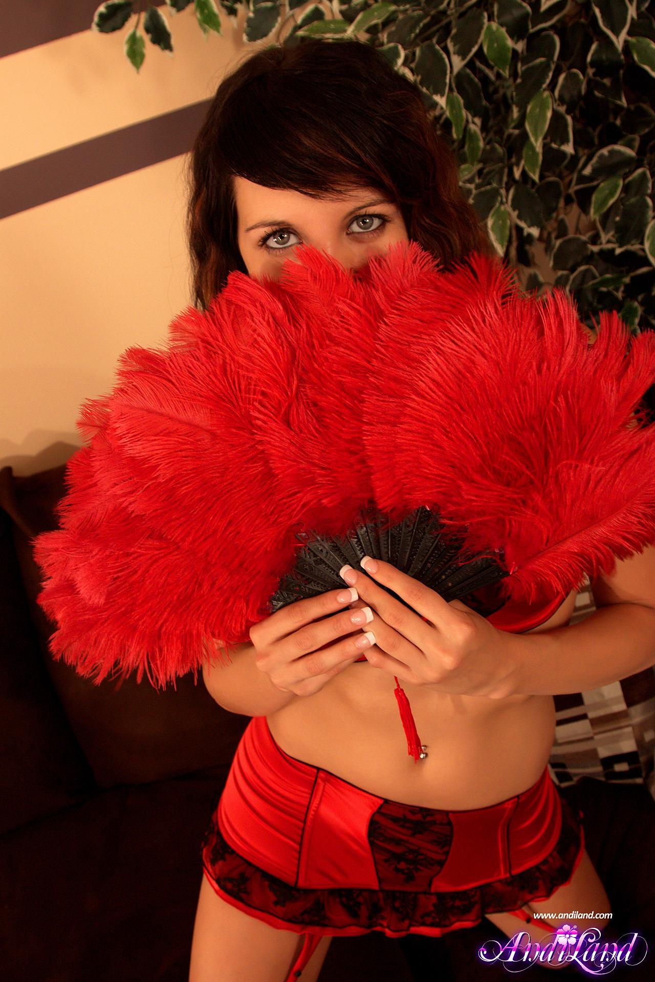 Immagini di andi vestito in calze a rete sexy e lingerie rossa solo per voi
 #53142098