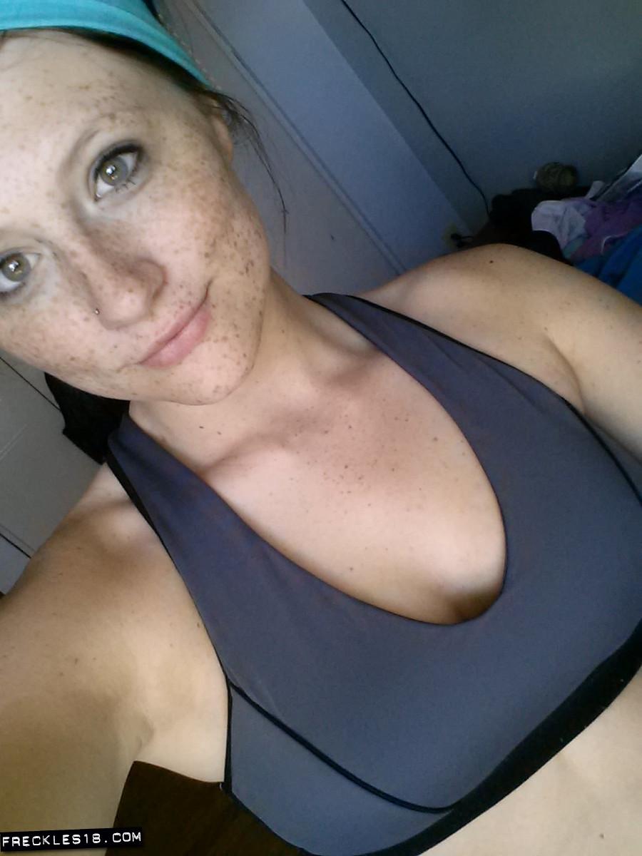 Une jolie fille aux taches de rousseur 18 prend des selfies sexy pendant sa séance d'entraînement.
 #54412205