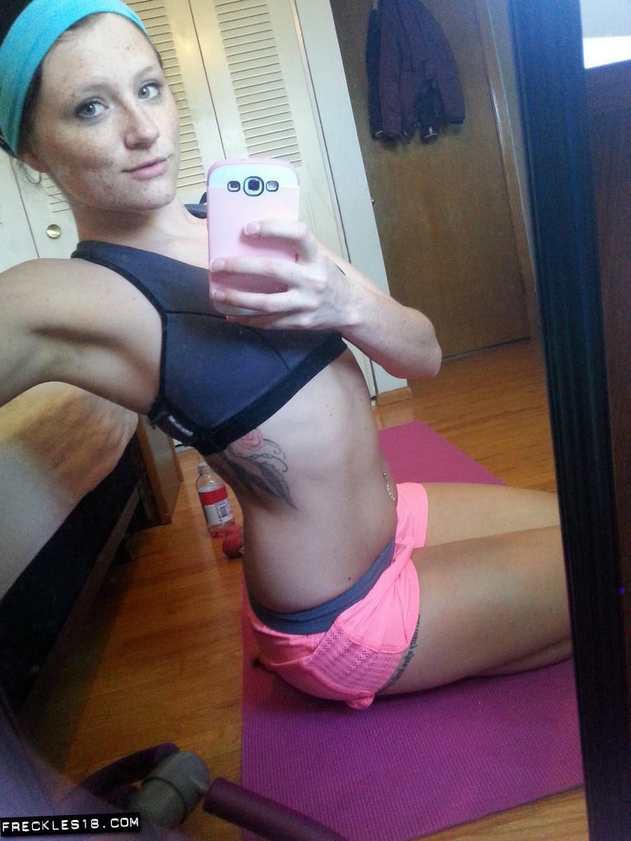 Une jolie fille aux taches de rousseur 18 prend des selfies sexy pendant sa séance d'entraînement.
 #54412267