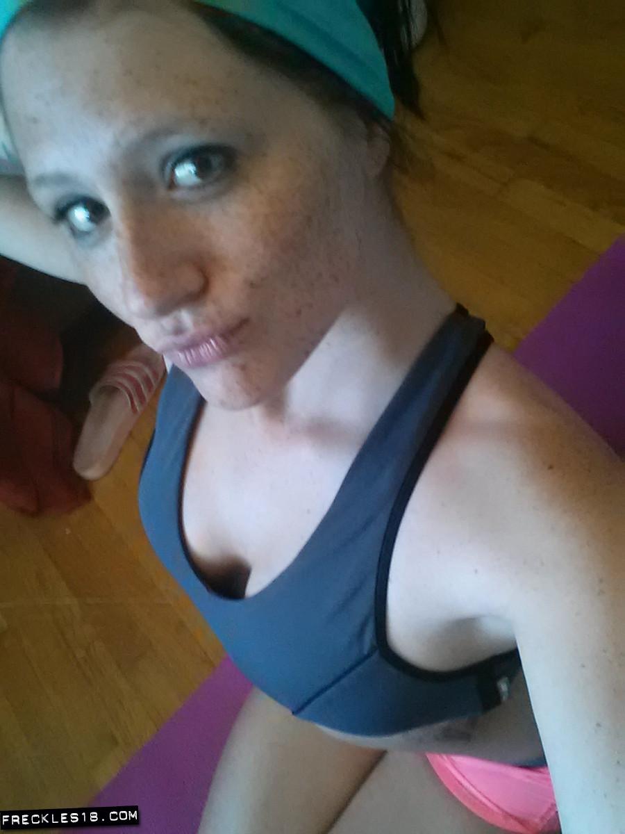 Une jolie fille aux taches de rousseur 18 prend des selfies sexy pendant sa séance d'entraînement.
 #54412370