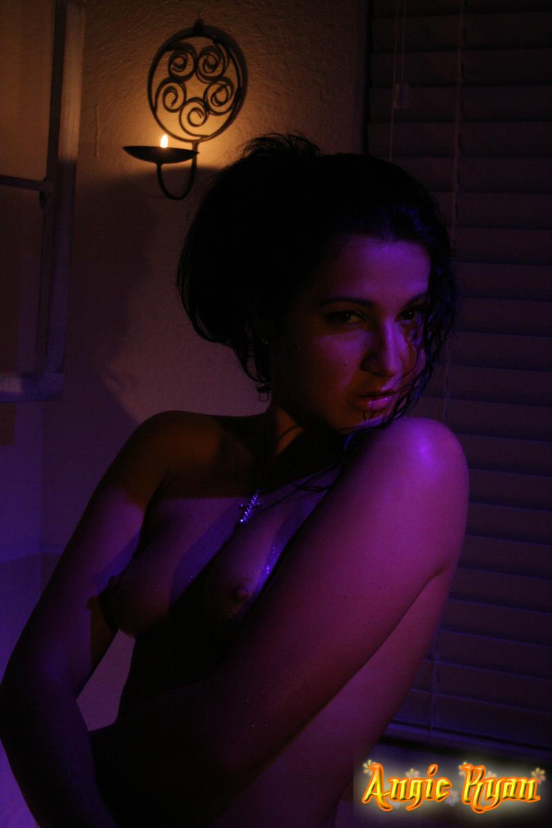 Photos de la jeune porno angie ryan prenant un bon bain avec des bougies
 #53196815