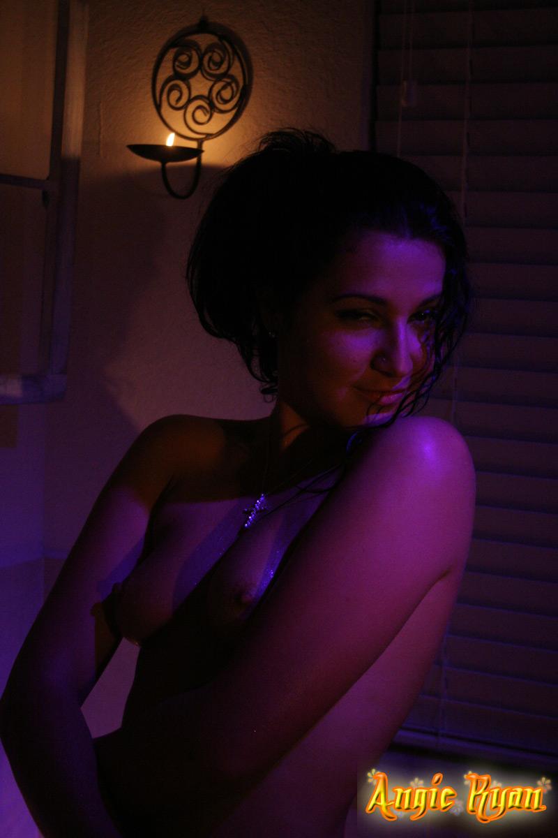 Photos de la jeune porno angie ryan prenant un bon bain avec des bougies
 #53196855