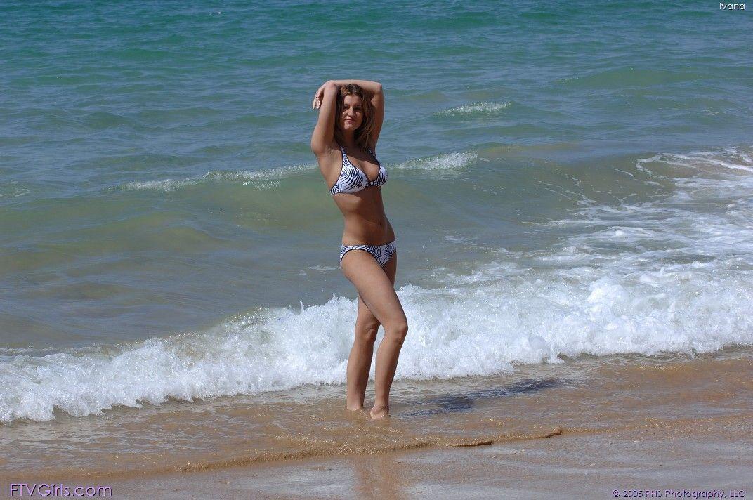 Bilder von Ivana, die in einem Bikini herumstolziert
 #60429797
