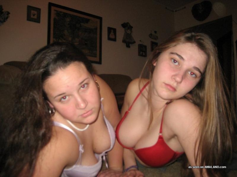 Bilder von heißen, vollbusigen Freundinnen, die ihre Brüste zeigen
 #60478440