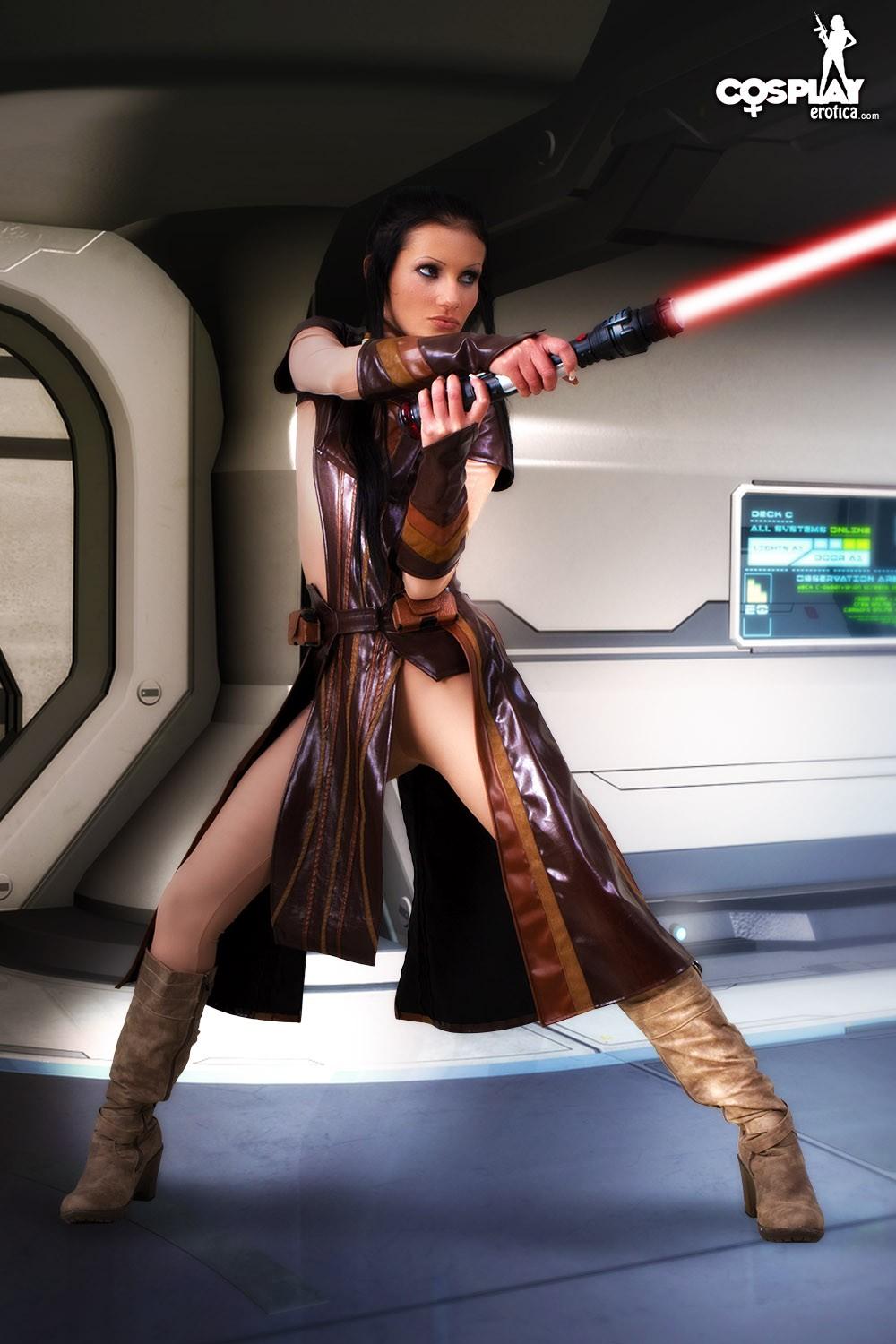 Bella ragazza cosplay zorah mostra come lei può gestire una spada laser
 #60211126