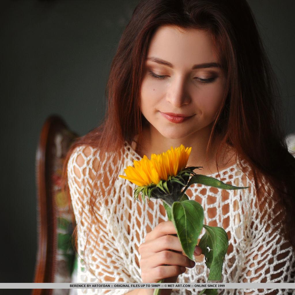 Wunderschöne Teenie-Berenice zeigt Ihnen ihre hübsche Blume in "sacher"
 #53437334
