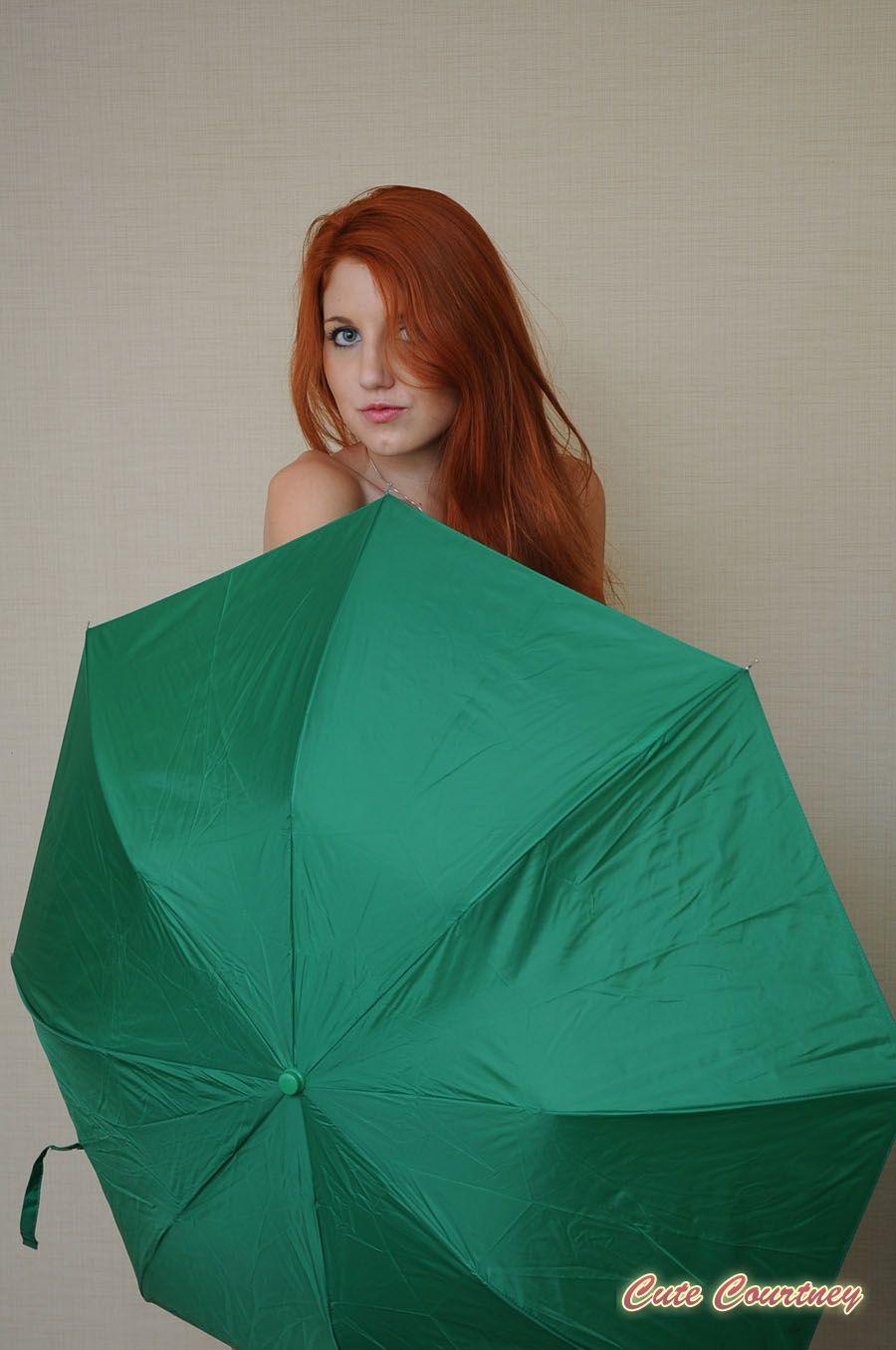 Fotos de la linda Courtney poniendose creativa con un paraguas
 #53899198