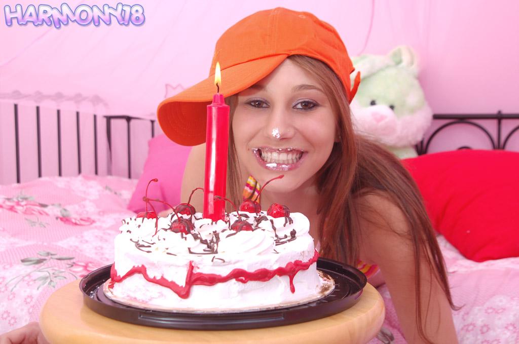 ハーモニー18の写真は、彼女の誕生日ケーキの混乱を作る #54712791