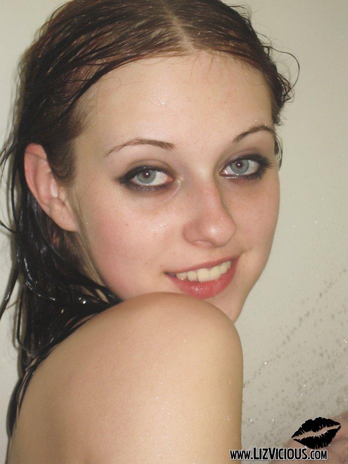 Bilder von Liz Vicious, die in der Dusche klatschnass wird
 #59033676