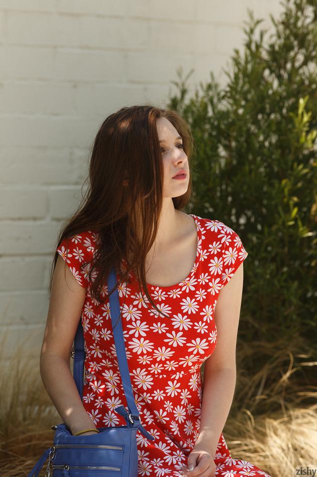 Elektra Rose, teenager dai capelli rossi, ti mostra cosa c'è sotto il suo vestito in pubblico
 #54137606