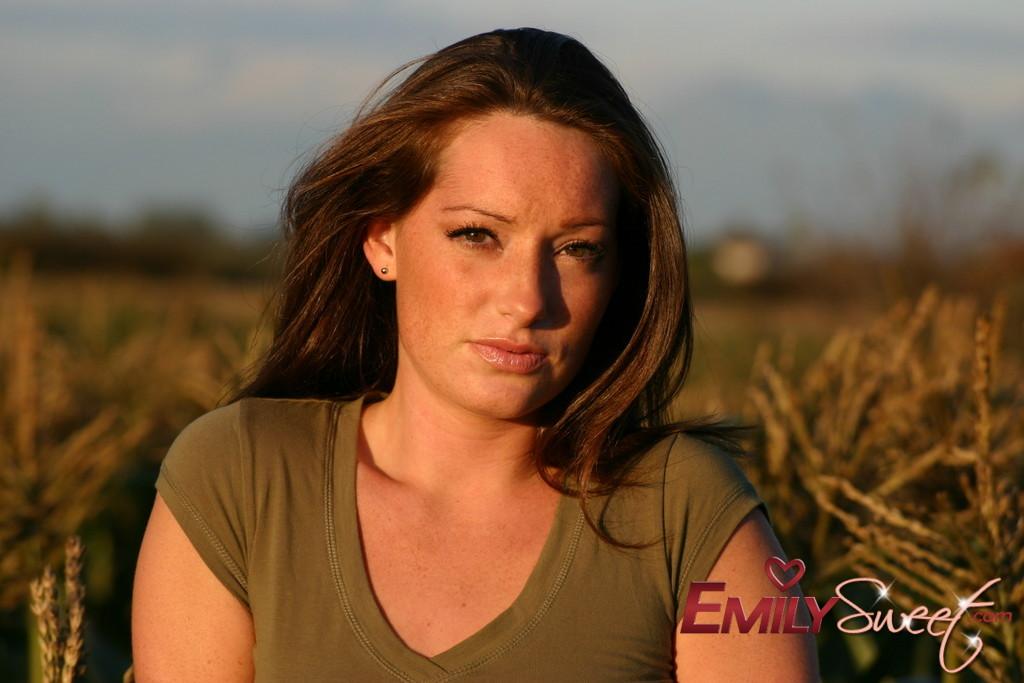 Immagini di emily sweet calpestare nudo attraverso un campo di grano
 #54242016