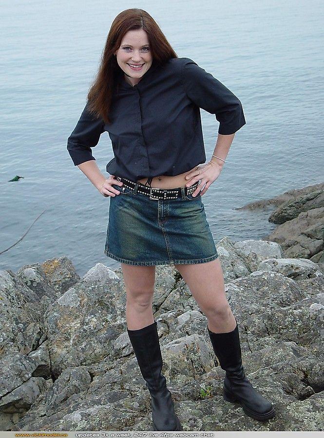 Bilder von Teenager-Mädchen Vicki Modell wird ein Hahn-tease außerhalb
 #60141102