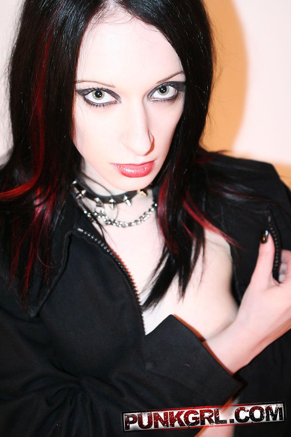 Pictures of hot goth teen Roxy waiting for your cock #61972652