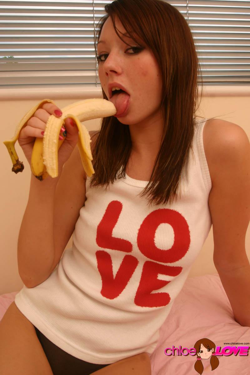 バナナでいたずらするクロエの愛の写真
 #53797074