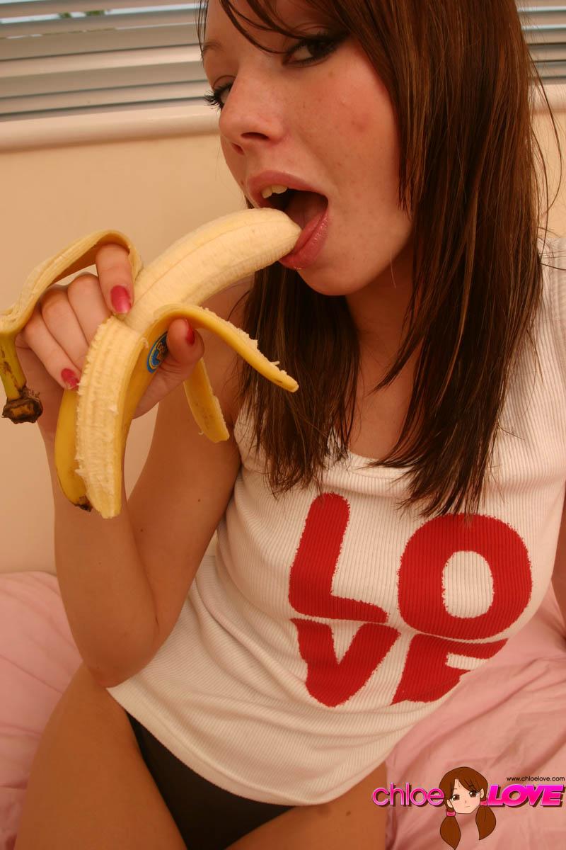 バナナでいたずらするクロエの愛の写真
 #53797141