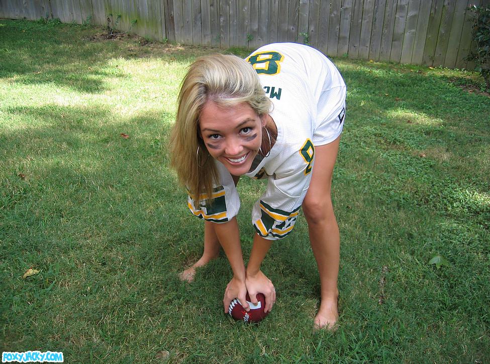 Fotos de la joven foxy jacky jugando al futbol en el patio trasero
 #54398601