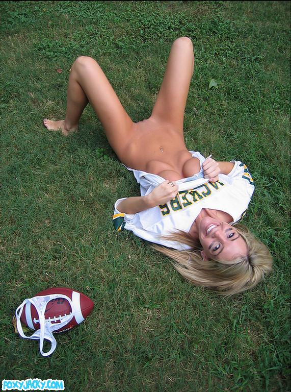 Fotos de la joven foxy jacky jugando al futbol en el patio trasero
 #54398972
