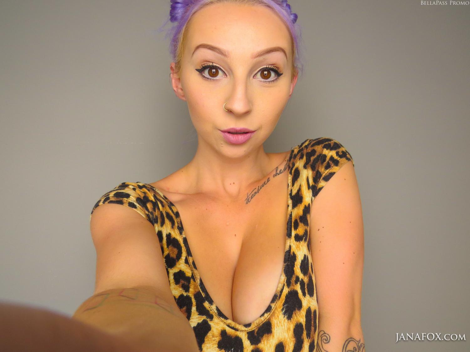La blonde Jana Fox prend des selfies sexy dans "Spotted Kitteh". #55076764