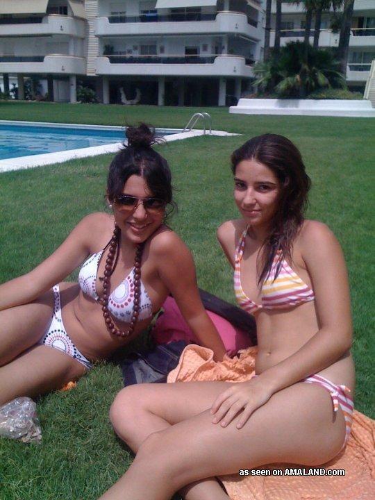 Des amies amatrices sexy en bikini qui se font plaisir en webcam
 #60656543