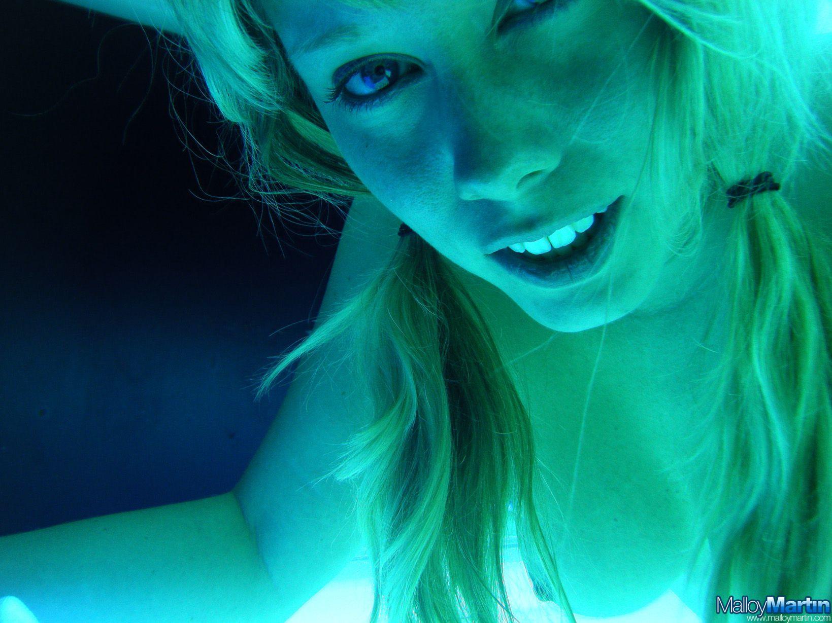Pictures of teen amateur Malloy Martin showing her pussy on a tanning bed #59194472