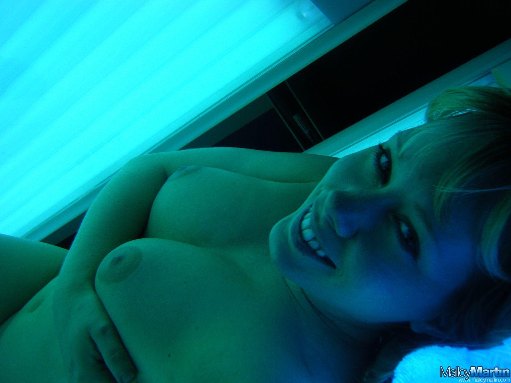 Pictures of teen amateur Malloy Martin showing her pussy on a tanning bed #59194582