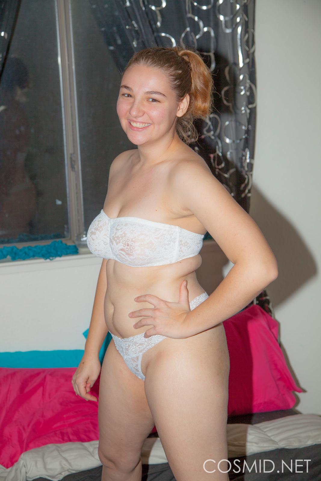L'amatrice aux gros seins Sarah P se déshabille de son costume sexy.
 #60282099
