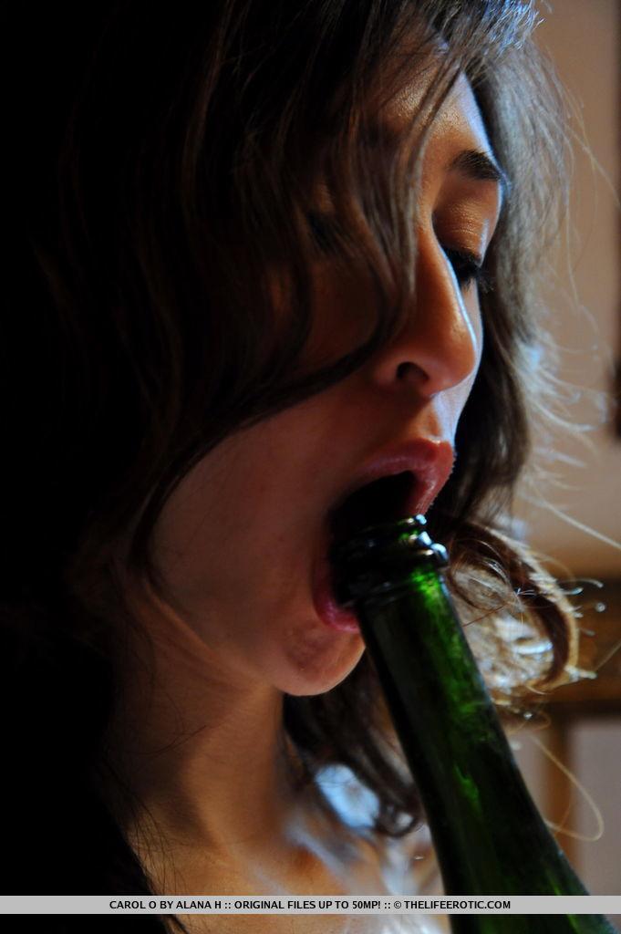 ブルネットのピンナップガールcarol oは、ワインボトルで彼女のプッシーを楽しむ
 #53684213