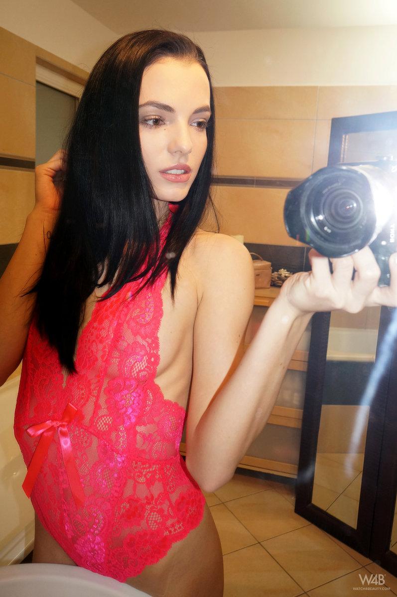 Brünette babe sapphira a nimmt selfies von ihrem nackten Körper im Badezimmer
 #59914025