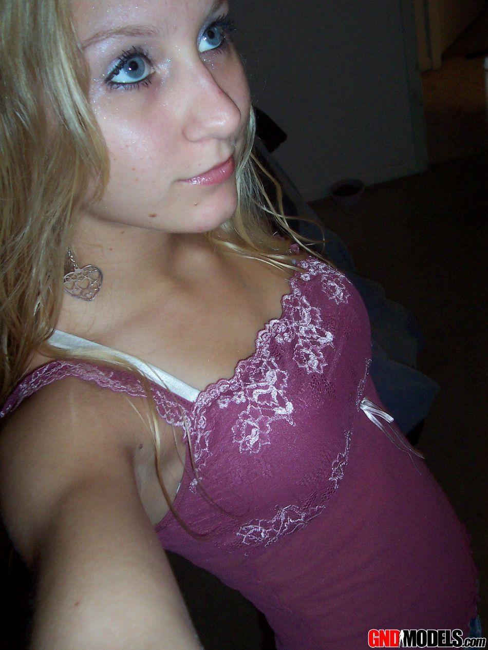 Photos d'une blonde sexy prenant des photos d'elle-même
 #60505192