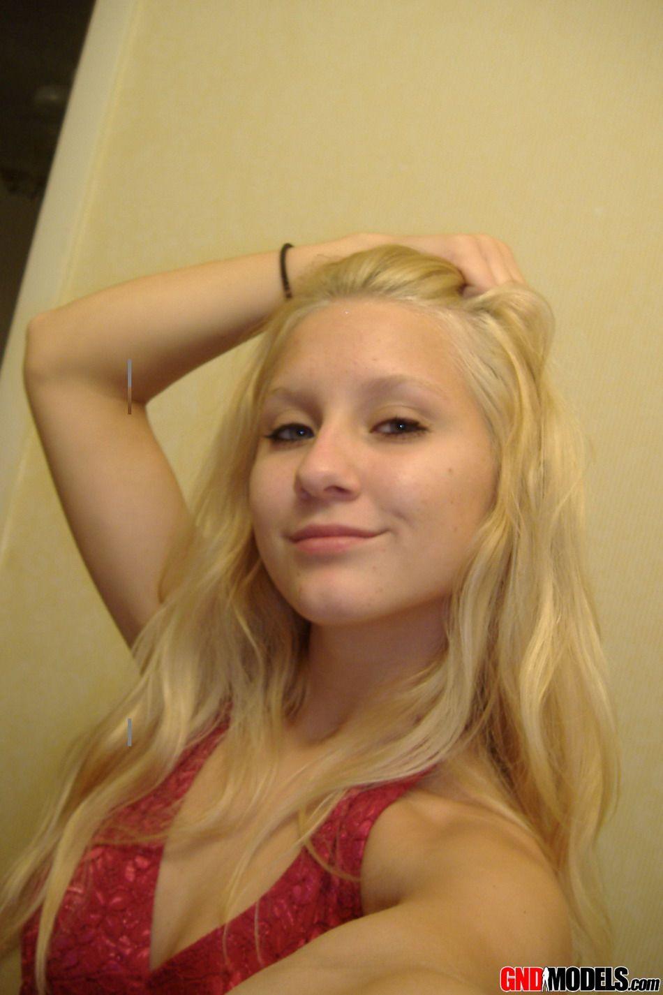 Immagini di una ragazza bionda calda che prende le foto di se stessa
 #60505239
