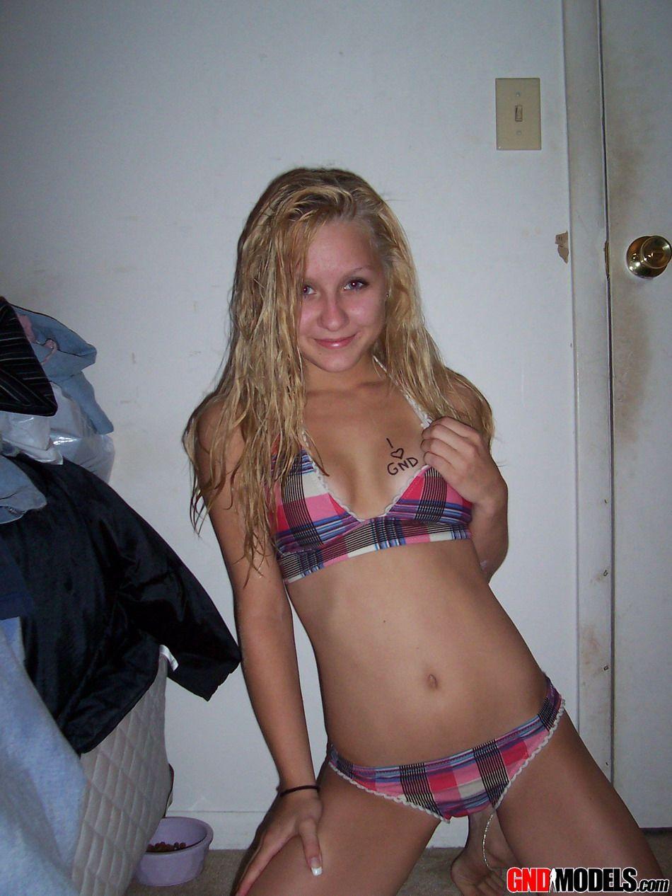 Immagini di una ragazza bionda calda che prende le foto di se stessa
 #60505276