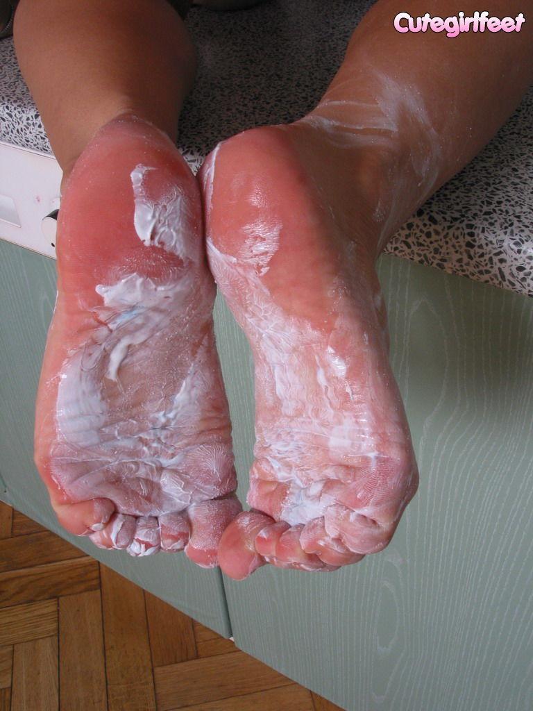Nacktes brünettes Teenie mit Zöpfen macht ihre Füße nur für dich ganz schmutzig
 #60329710