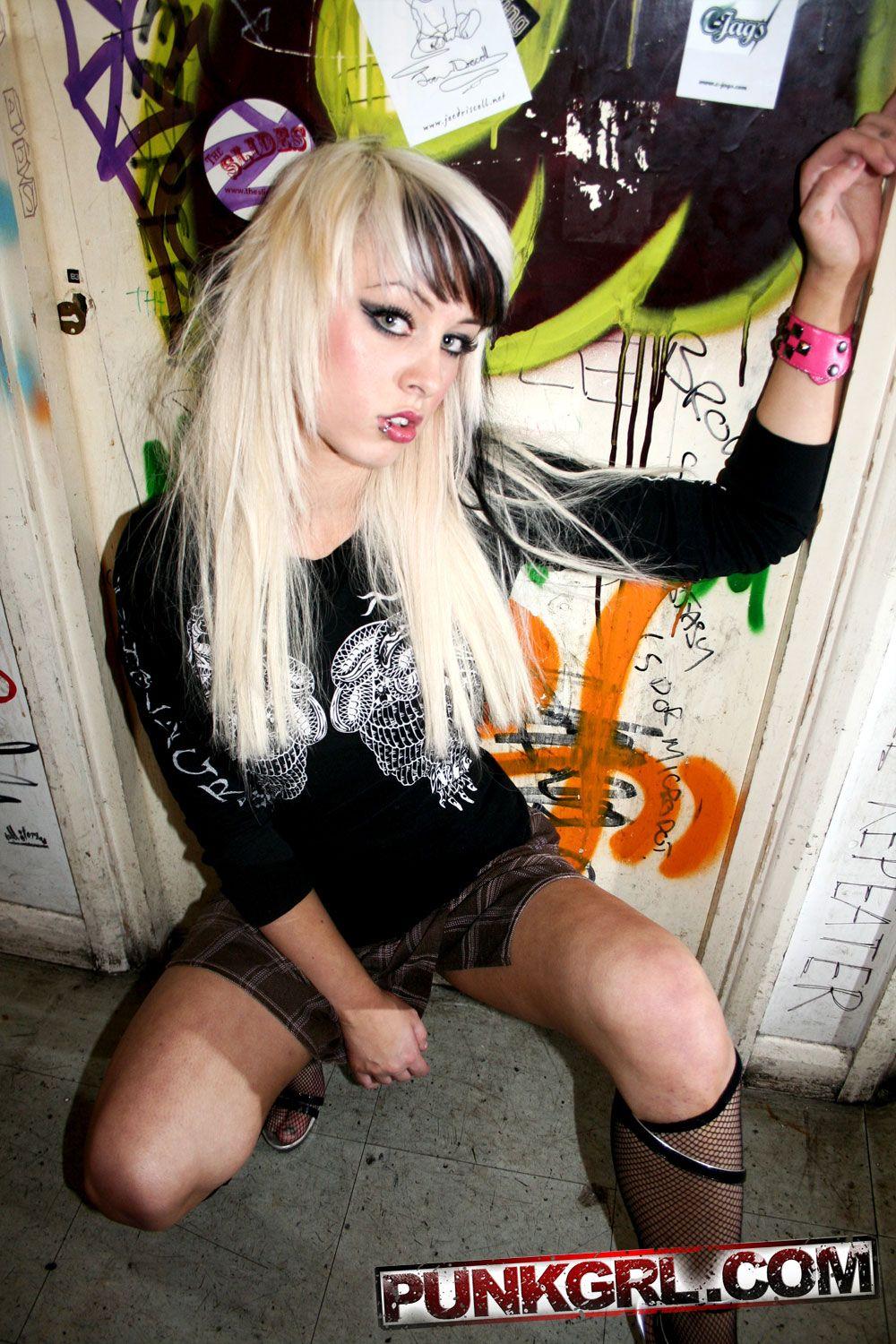 Bilder von Punkmädchen Nicole, die zeigt, wie heiß sie ist
 #60761707